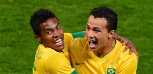 alex-sandro-abraca-o-artilheiro-leandro-damicao-durante-a-semifinal-dos-jogos-de-londres-1344372590412_615x300