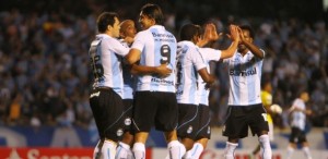 anderson-pico-comemora-com-kleber-e-e-marcelo-moreno-gol-do-gremio-contra-o-barcelona-equ-no-estadio-olimpico-24102012-1351129889475_615x300