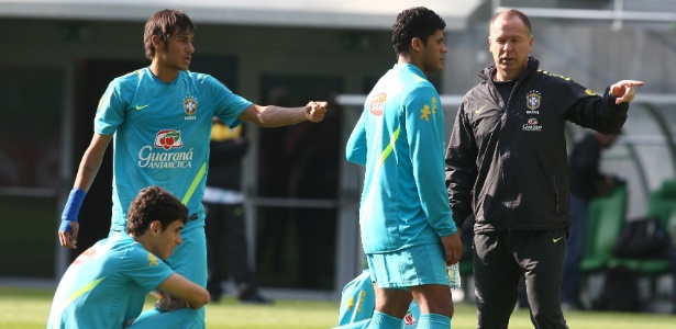 mano-menezes-orienta-hulk-enquanto-e-observado-por-neymar-e-oscar-1350301582847_615x300
