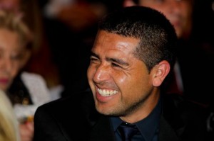 t_74229_o-meia-riquelme-ja-pode-ter-recebido-proposta-do-palmeiras-mas-volta-de-bianchi-ao-boca-e-empecilho