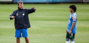 21jan2013--tecnico-gilson-kleina-passa-orientacoes-para-valdivia-durante-treino-na-academia-de-futebol-1358798644719_615x300