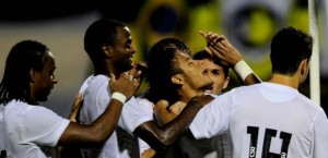 t_76712_com-reacao-apos-as-entradas-de-patito-e-miralles-o-santos-venceu-suado-o-berno-neste-sabado