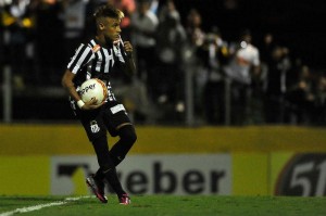 t_77352_neymar-foi-bem-marcado-mas-garantiu-o-empate-santista-com-um-gol-de-penalti-ao-final-do-jogo