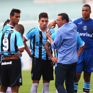 17fev2013---tecnico-do-gremio-vanderlei-luxemburgo-orienta-a-sua-equipe-durante-parada-para-hidratacao-dos-jogadores-no-segundo-tempo-do-jogo-com-o-veranopolis-1361136321919_300x300