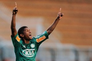 t_78370_alvo-dos-torcedores-do-palmeiras-marcio-araujo-marcou-mais-um-no-paulistao-e-abriu-a-vitoria-no-pacaembu