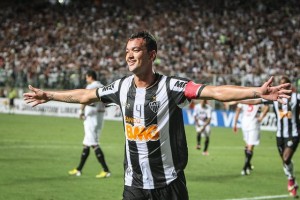 t_78791_rever-recebeu-cruzamento-de-ronaldinho-gaucho-e-marcou-de-cabeca-o-gol-da-vitoria