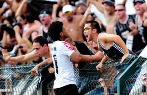 t_79136_romarinho-tomou-amarelo-por-subir-no-alambrado-mas-fez-a-festa-da-fiel-torcida-no-estadio-do-pacaembu