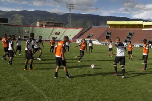 t_79346_corintianos-treinam-em-cochabamba-estrategia-para-driblar-a-altitude-de-oruro-foto-daniel-augusto-jr (1)