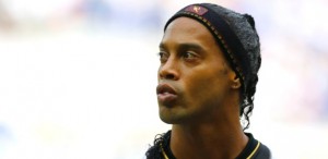 03fev2013---ronaldinho-gaucho-em-campo-pelo-atletico-mg-contra-o-cruzeiro-na-reinauguracao-do-mineirao-em-belo-horizonte-em-partida-do-campeonato-mineiro-1359923614774_615x300