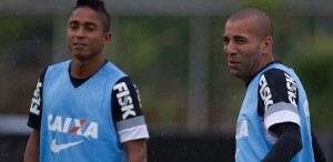 26032013---emerson-sheik-sorri-no-treino-do-corinthians-ao-lado-de-jorge-henrique-1364344478651_615x300