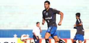 lateral-esquerdo-andre-santos-em-treinamento-de-finalizacoes-do-gremio-no-estadio-olimpico-26022013-1361928730842_615x300
