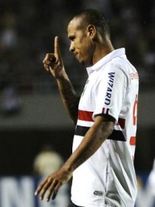 t_81267_luis-fabiano-e-desfalque-por-ter-sido-expulso-no-jogo-passado-ja-depois-do-apito-final