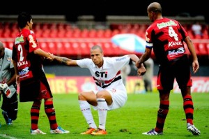 t_81676_luis-fabiano-que-tenta-fazer-o-sao-paulo-se-reerguer-marcou-um-gol-contra-o-oeste-e-nao-comemorou