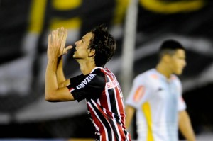 t_82012_rodrigo-caio-fez-o-gol-da-vitoria-aos-36-minutos-do-segundo-tempo-apos-cruzamento-de-carleto
