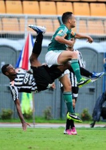 t_82332_giva-e-leo-gago-trombam-e-nenhum-fica-com-a-bola-imagem-do-fraco-classico-disputado-no-pacaembu