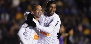 13032013---tardelli-e-ronaldinho-gaucho-comemoram-gol-que-abriu-o-placar-para-o-atletico-mg-contra-o-the-strongest-na-bolivia-1363226690293_615x300