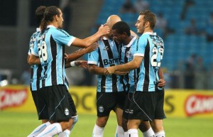 t_83464_com-a-vitoria-o-gremio-assume-a-lideranca-provisoria-do-grupo-a