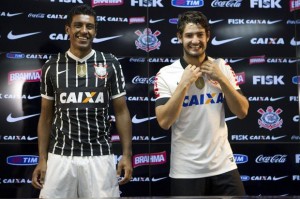 t_83616_paulinho-e-alexandre-pato-exibiram-as-camisas-inspiradas-em-1990-foto-daniel-augusto-jr