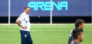 tecnico-vanderlei-luxemburgo-acompanha-o-treino-do-gremio-no-gramado-principal-da-nova-arena-10012013-1357871028350_615x300