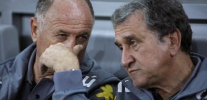 24abr2013---felipao-e-carlos-alberto-parreira-conversam-no-banco-de-reservas-durante-a-partida-do-brasil-contra-o-chile-1366856845314_615x300