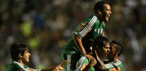 28mai2013---jogadores-do-palmeiras-comemoram-gol-de-kleber-sobre-o-asa-pela-serie-b-1369795091044_615x300