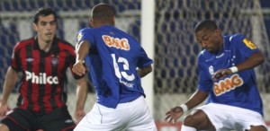 robert-domina-bola-no-empate-sem-gols-entre-cruzeiro-e-atletico-pr-1286064168011_615x300