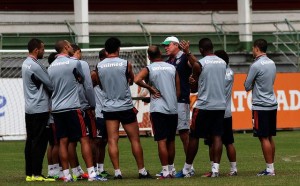 t_86966_orientacao-de-abel-braga-aos-seus-comandados-e-a-de-levar-boa-vantagem-ao-paraguai-no-jogo-de-volta