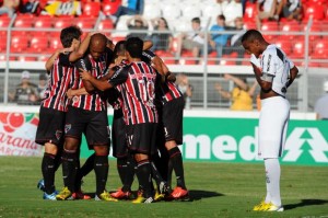 t_87444_edson-silva-foi-expulso-mas-seus-colegas-compensaram-garantindo-a-vitoria-no-moises-lucarelli-sem-levar-sustos