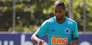 zagueiro-dede-realiza-primeiro-treino-pelo-cruzeiro-na-toca-da-raposa-ii-3042013-1367334644917_615x300