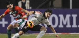 08jun2013---alexandre-pato-atacante-do-corinthians-disputa-bola-com-a-defesa-da-portuguesa-durante-jogo-pelo-campeonato-brasileiro-1370732988959_615x300