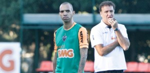 tecnico-cuca-conversa-com-atacante-diego-tardelli-durante-treinamento-do-atletico-mg-1370647945120_615x300