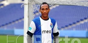 24dez2013-liedson-posa-para-fotos-no-estadio-do-dragao-apos-assinar-contrato-com-o-porto-1359056583719_615x300