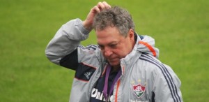 26jul2013---abel-braga-pensativo-durante-treinamento-do-fluminense-nas-laranjeiras-1374878455136_615x300