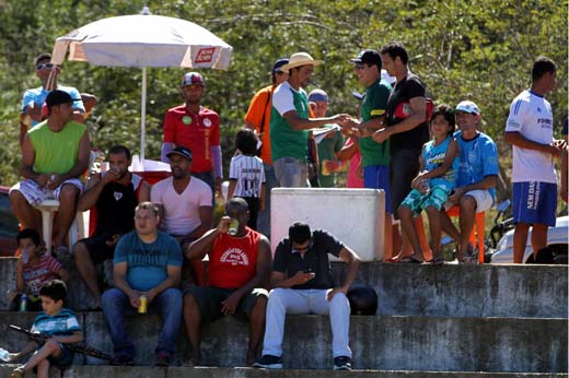 O torcedor faz festa nas arquibancadas no estádio Murilão