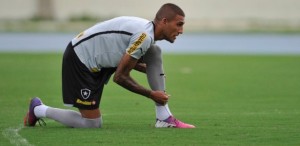 rafael-marques-amarra-a-chuteira-em-treino-do-botafogo-no-engenhao-1363982792554_615x300
