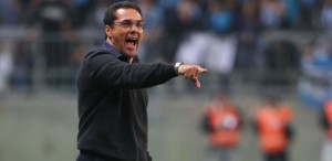 vanderlei-luxemburgo-orienta-jogadores-do-gremio-em-empate-contra-o-sao-paulo-1371097079474_615x300