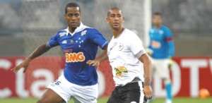 zagueiro-dede-durante-a-vitoria-do-cruzeiro-sobre-o-resende-por-4-a-0-que-marcou-sua-estreia-2252013-1369278953943_615x300