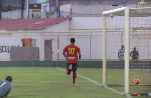 Sylvestre-marca-segundo-gol-contra-o-Sergipe-seried-11082013-300x195