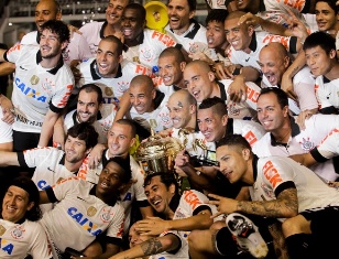 19mai2013---jogadores-corintianos-posam-com-a-taca-de-campeao-paulista-ainda-no-gramado-da-vila-belmiro-1369004415667_615x470