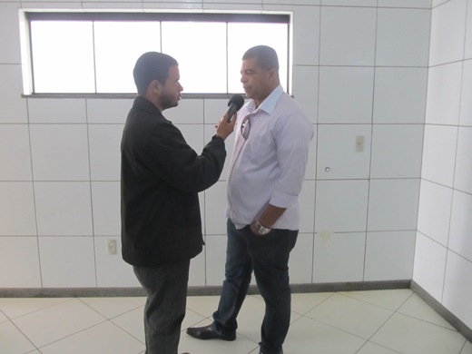 O repórter Guilherme Barbosa entrevista o treinador Laélson Lopes