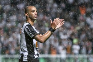 t_100935_alem-de-brilhar-com-tres-gols-diego-tardelli-teve-o-nome-gritado-pela-torcida-que-pediu-sua-convoccaao-para-a-selecao