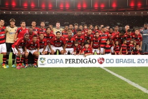 foto-posada-do-time-do-atletico-pr-antes-da-final-da-copa-do-brasil-27nov2013-1385596747821_300x200
