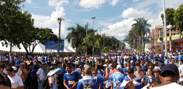 torcida-do-cruzeiro-chega-ao-mineirao-para-o-jogo-contra-o-bahia-1385930950068_615x300