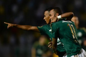 t_108136_em-cobranca-de-falta-ensaiada-juninho-aproveitou-bola-rolada-por-wesley-e-agradeceu-a-kleina-pela-estrategia