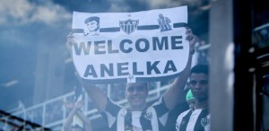 6-abril-2014---torcedor-do-atletico-mg-exibe-cartaz-de-boas-vindas-ao-atacante-anelka-anunciado-pelo-clube-1396814393880_615x300