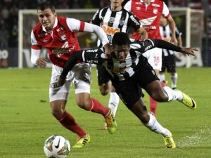 t_110214_o-galo-sofreu-com-a-pressao-do-adversario-mas-segurou-o-empate-e-garantiu-a-vaga-nas-oitavas