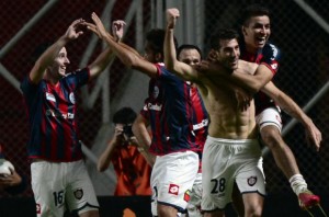 t_110820_apos-o-apito-final-os-argentinos-fizeram-muita-festa-no-nuevo-gasometro-para-comemorar-a-classificacao