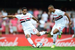 t_112003_douglas-e-luis-fabiano-fecharam-o-placar-depois-de-antonio-carlos-ter-anotado-o-primeiro-gol-do-jogo