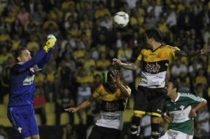 t_112012_o-goleiro-fernando-prass-teve-trabalho-para-segurar-o-ataque-do-criciuma-e-possibilitar-a-virada-do-palmeiras