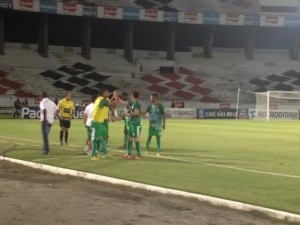 t_112218_jogadores-do-salgueiro-comemoram-vaga-na-copa-do-nordeste-2015-e-a-segunda-participacao-da-equipe-no-torneio